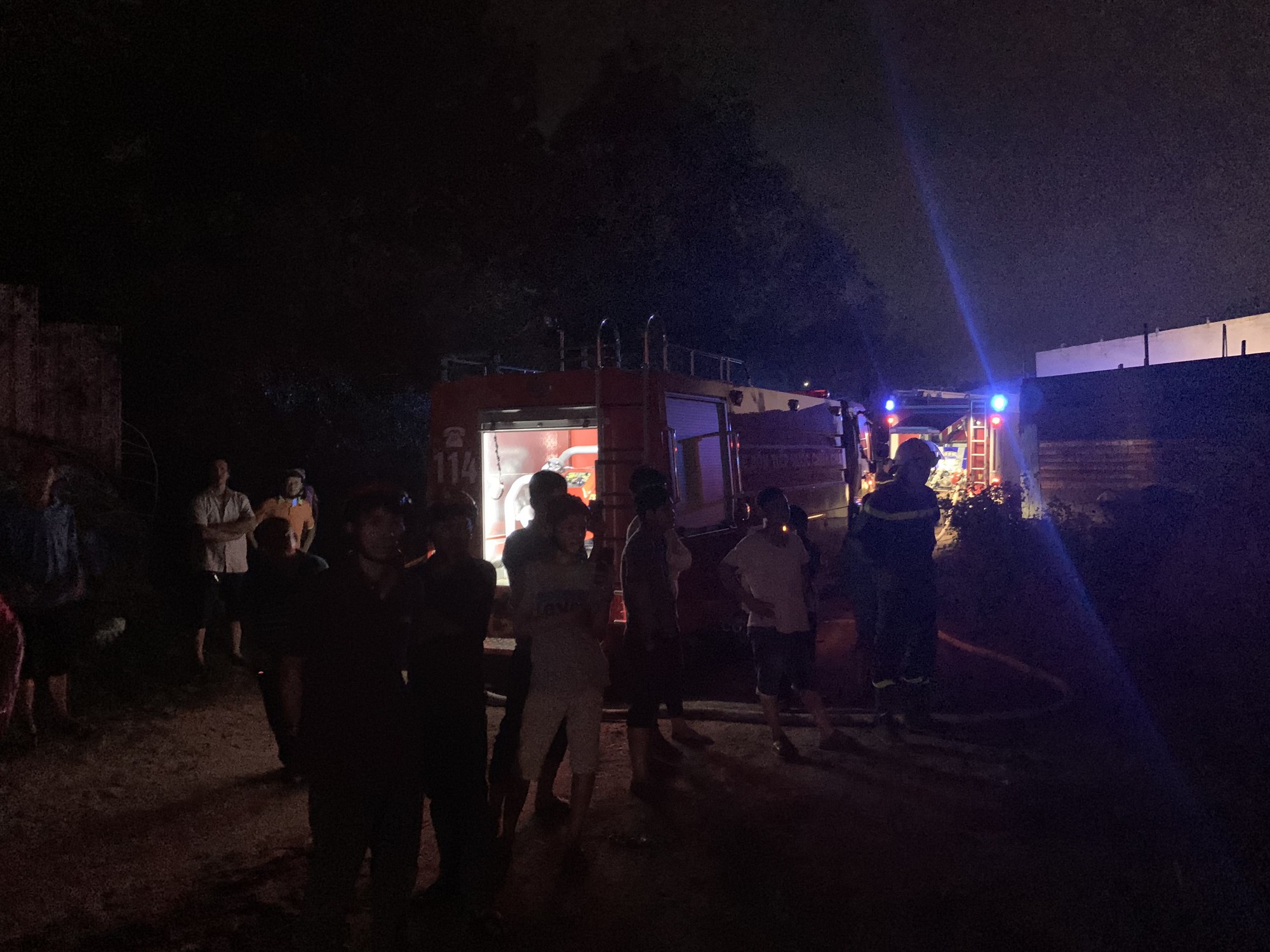 Ch&aacute;y dữ dội kho phế liệu s&aacute;t khu trọ c&ocirc;ng nh&acirc;n ở B&igrave;nh Dương - Ảnh 6.