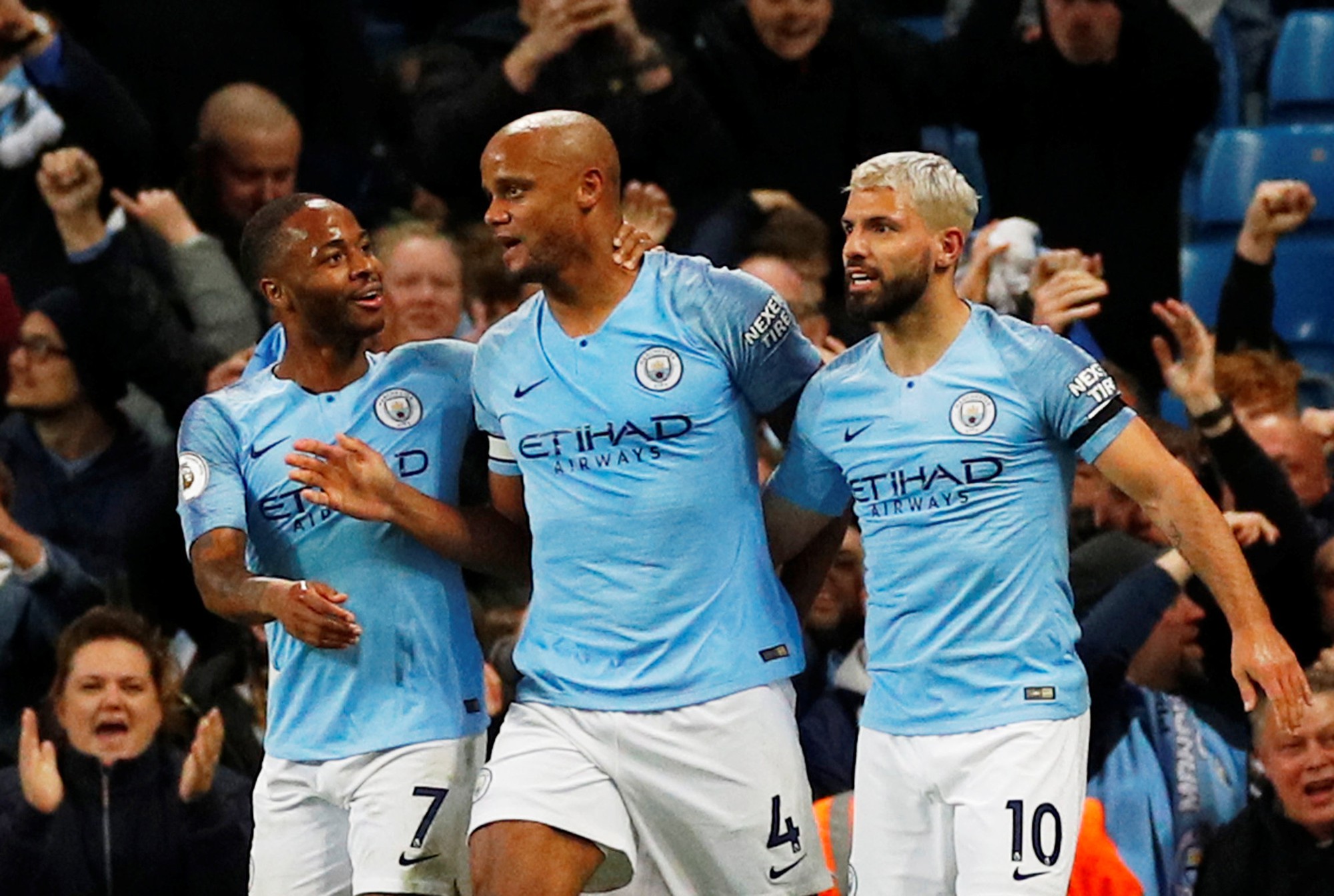 Kompany lập siêu phẩm, Man City soán ngôi đầu của Liverpool