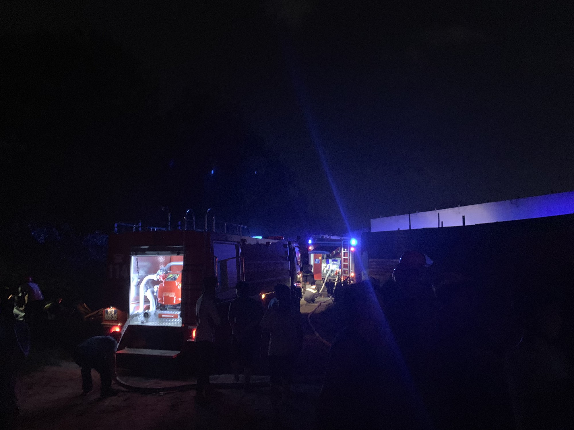 Ch&aacute;y dữ dội kho phế liệu s&aacute;t khu trọ c&ocirc;ng nh&acirc;n ở B&igrave;nh Dương - Ảnh 7.