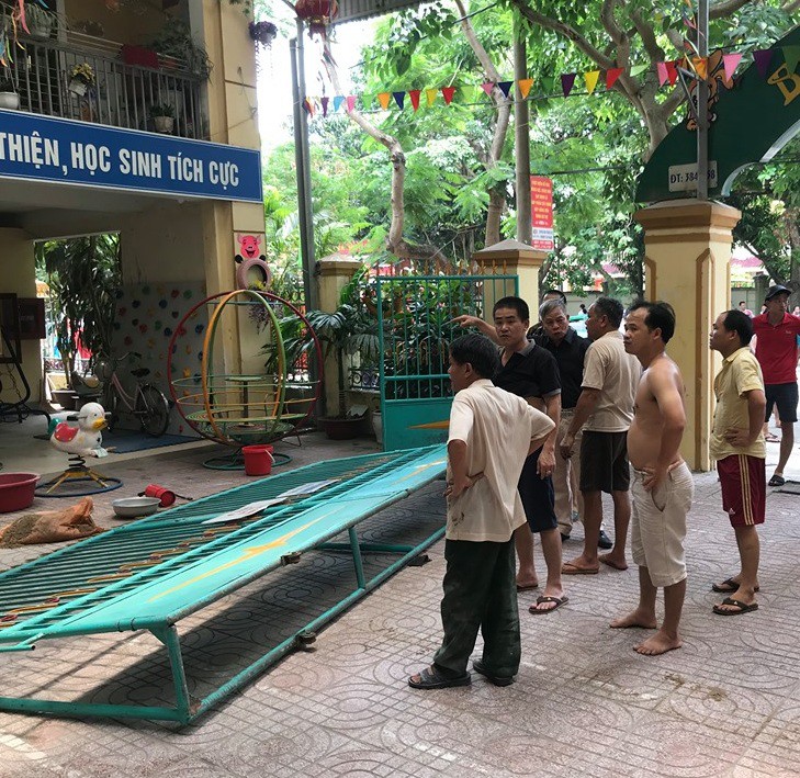 Cháy ở trường mầm non, người dân phá cổng lao vào sơ tán hàng trăm học sinh - Ảnh 1.