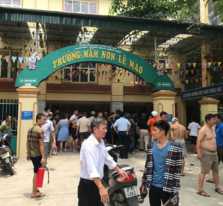 Cháy ở trường mầm non, người dân phá cổng lao vào sơ tán hàng trăm học sinh - Ảnh 2.