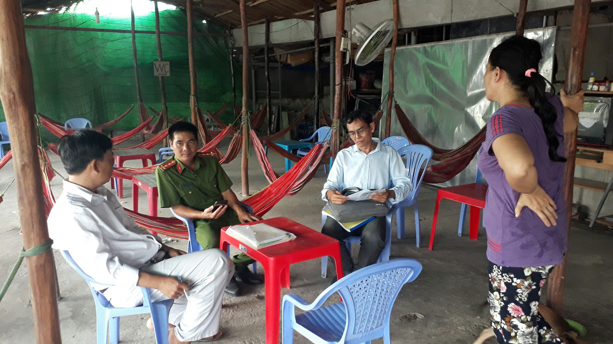 Kiểm tra đột xuất quán ăn "chặt chém" ở Long An