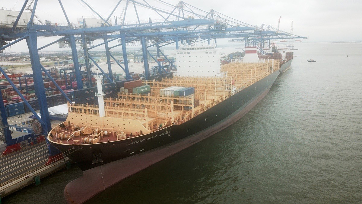 Hải Phòng đón tàu container "khủng" nhất từ trước tới nay dài 330 m