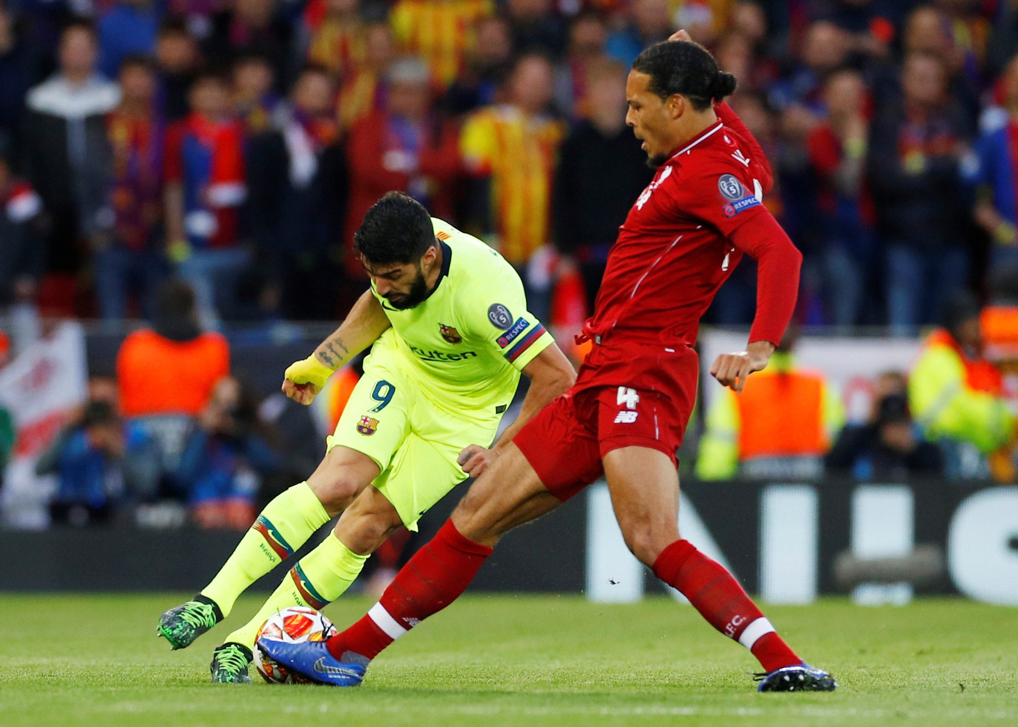 Luis Suarez: Barcelona đ&aacute;ng xấu hổ v&igrave; lặp lại sai lầm tương tự - Ảnh 1.