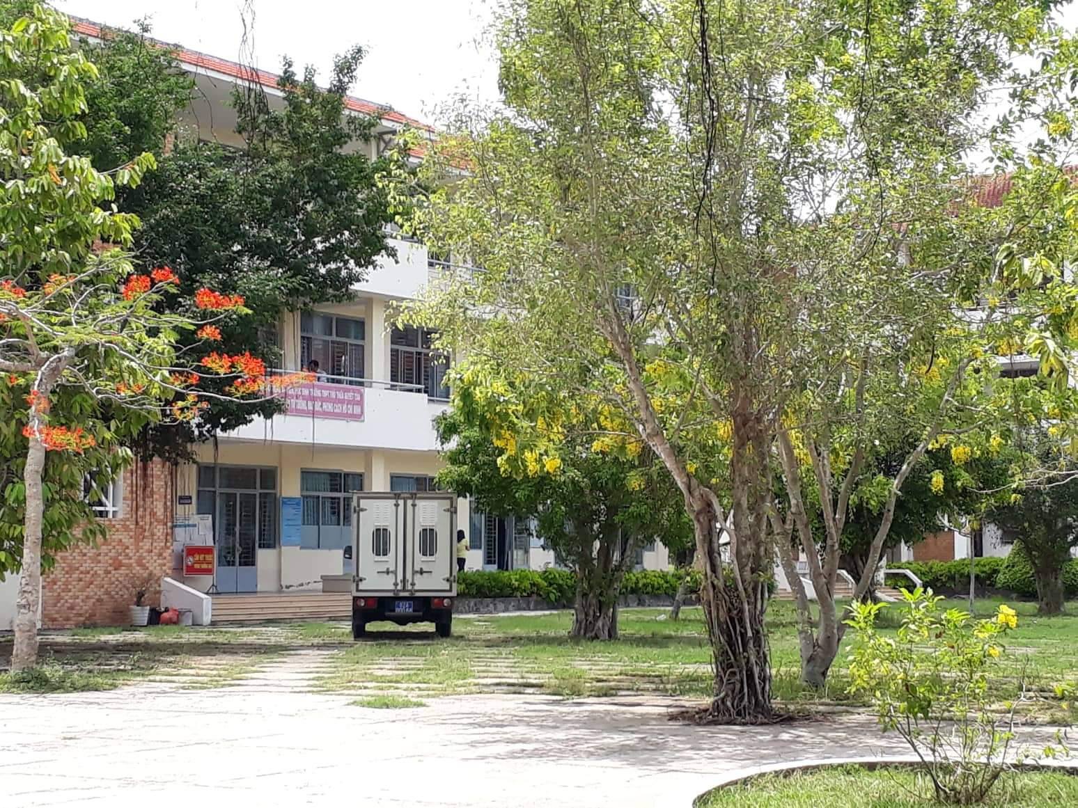 Long An: Khởi tố, bắt tạm giam Hiệu trường Trường THPT Huyện Thủ Thừa - Ảnh 1.