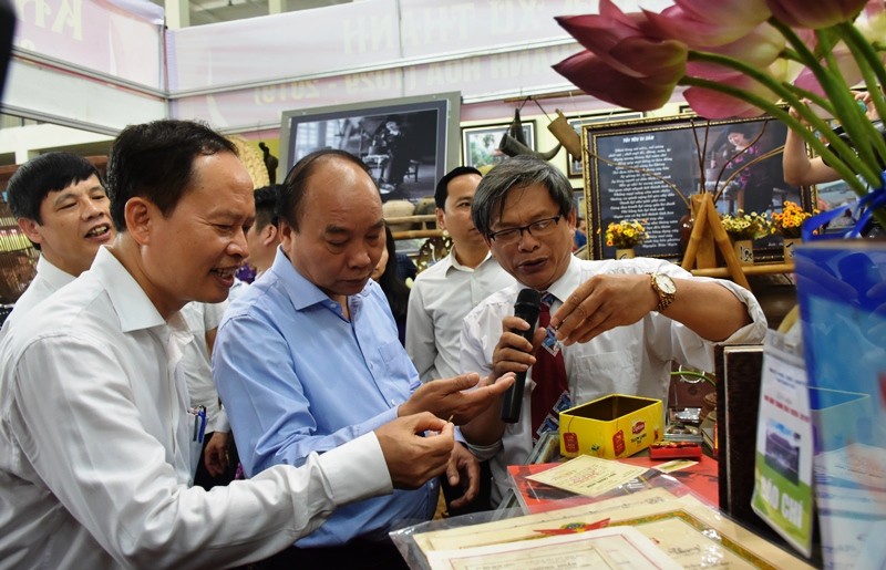 Thủ tướng tham quan triển lãm "Thanh Hóa xưa và nay"