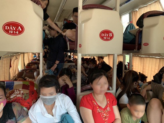 Nhồi nhét khách: Đâu chỉ lỗi nhà xe