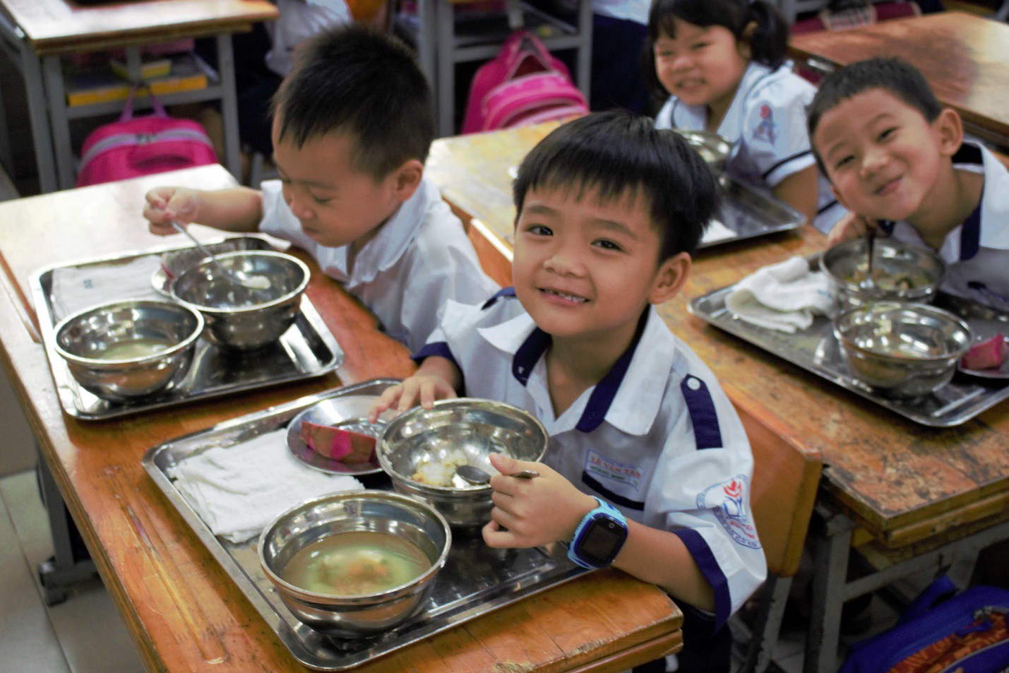 Cải thiện tầm v&oacute;c trẻ em th&ocirc;ng qua bữa ăn học đường dinh dưỡng