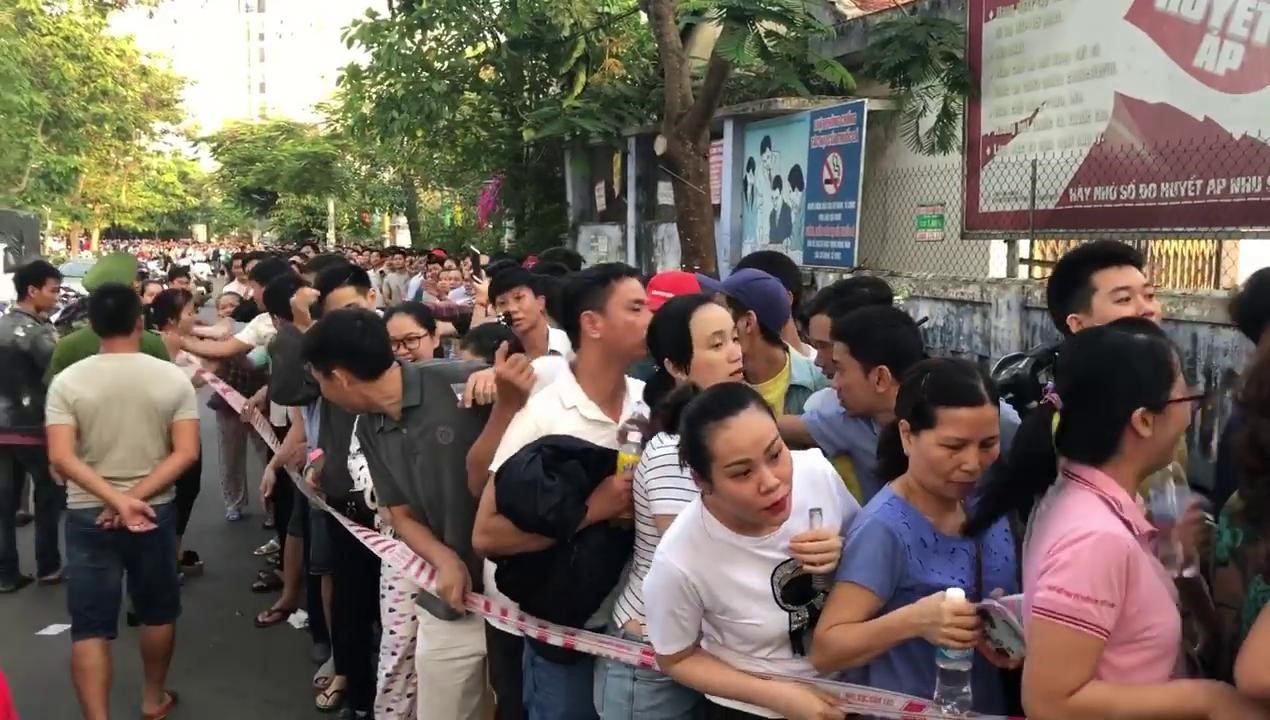 Xếp h&agrave;ng rồng rắn đăng k&yacute; ti&ecirc;m vắc - xin dịch vụ - Ảnh 1.