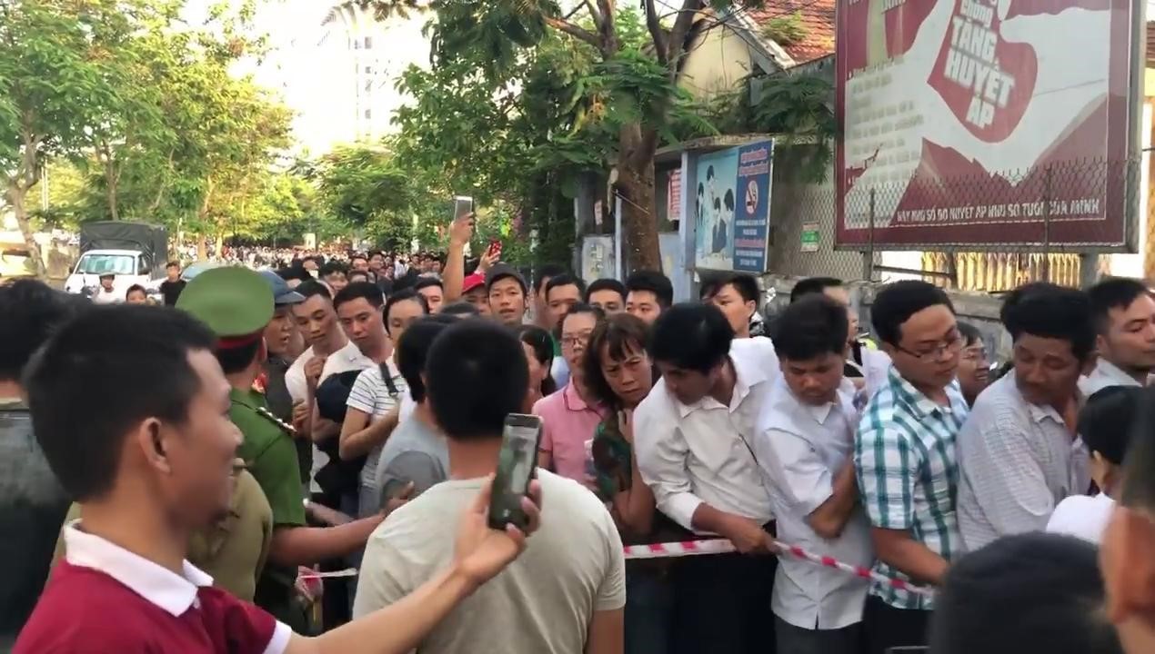 Xếp hàng "rồng rắn" đăng ký tiêm vắc - xin dịch vụ