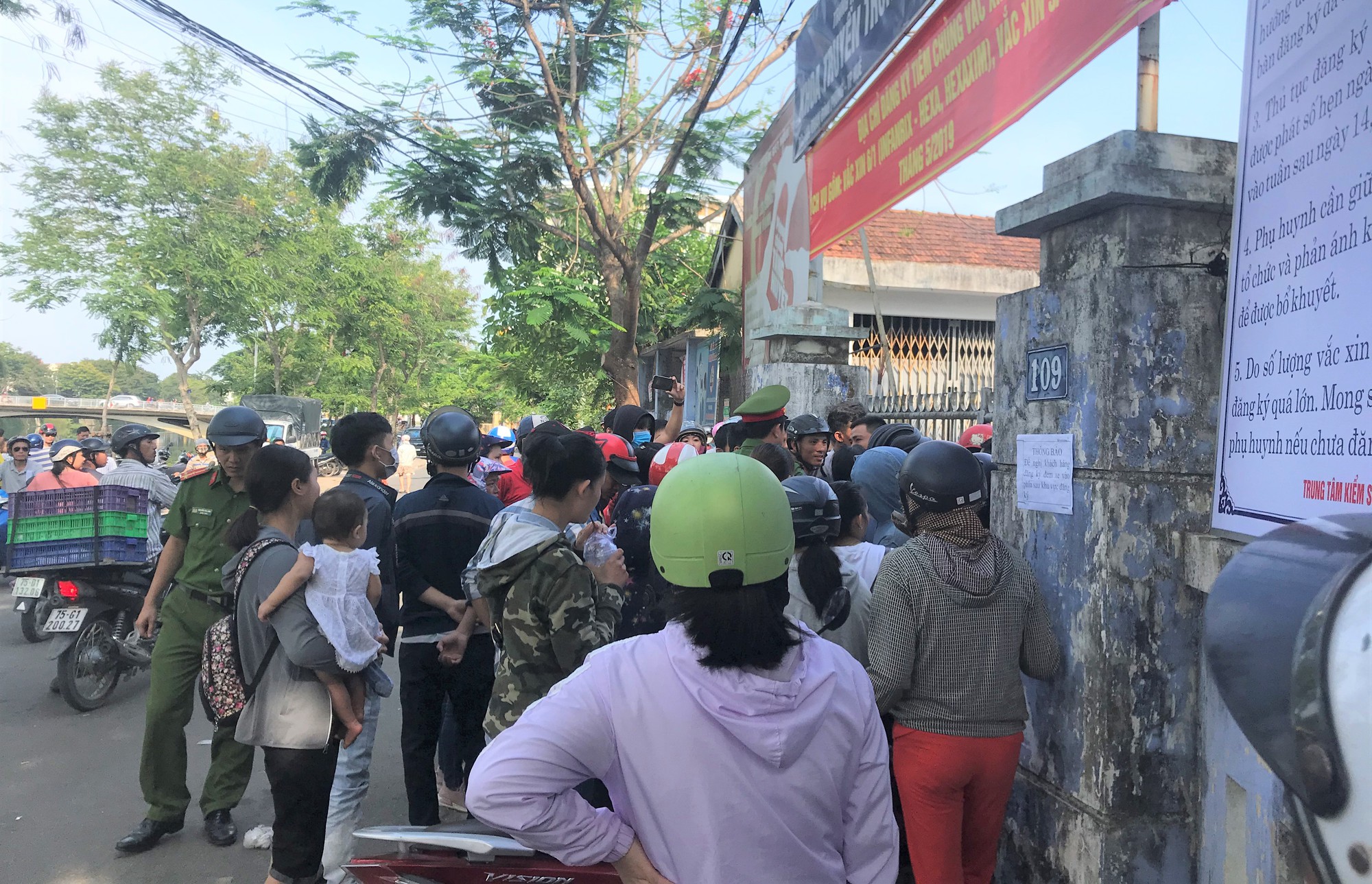 Xếp h&agrave;ng rồng rắn đăng k&yacute; ti&ecirc;m vắc - xin dịch vụ - Ảnh 3.