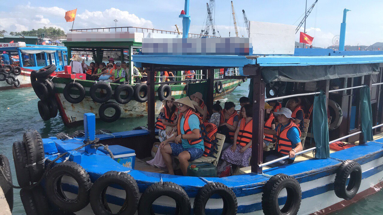 Tour "chui" giá rẻ tràn lan