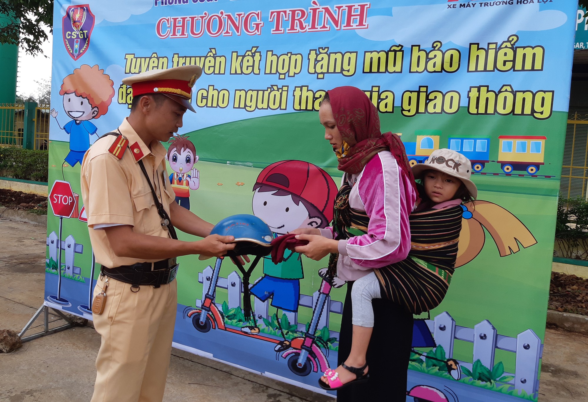 CSGT ra đường đổi h&agrave;ng ng&agrave;n mũ bảo hiểm cho người d&acirc;n - Ảnh 2.
