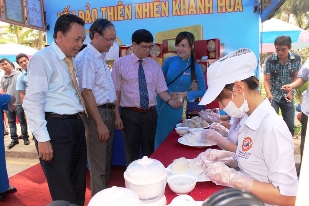 Về xứ yến sào, đón hội biển