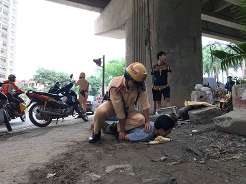 Lao vào hành hung CSGT vì kiểm tra nồng độ cồn bạn đi cùng