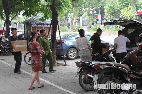 Cận cảnh Bộ Công an khám xét cửa hàng điện thoại Nhật Cường - Ảnh 11.
