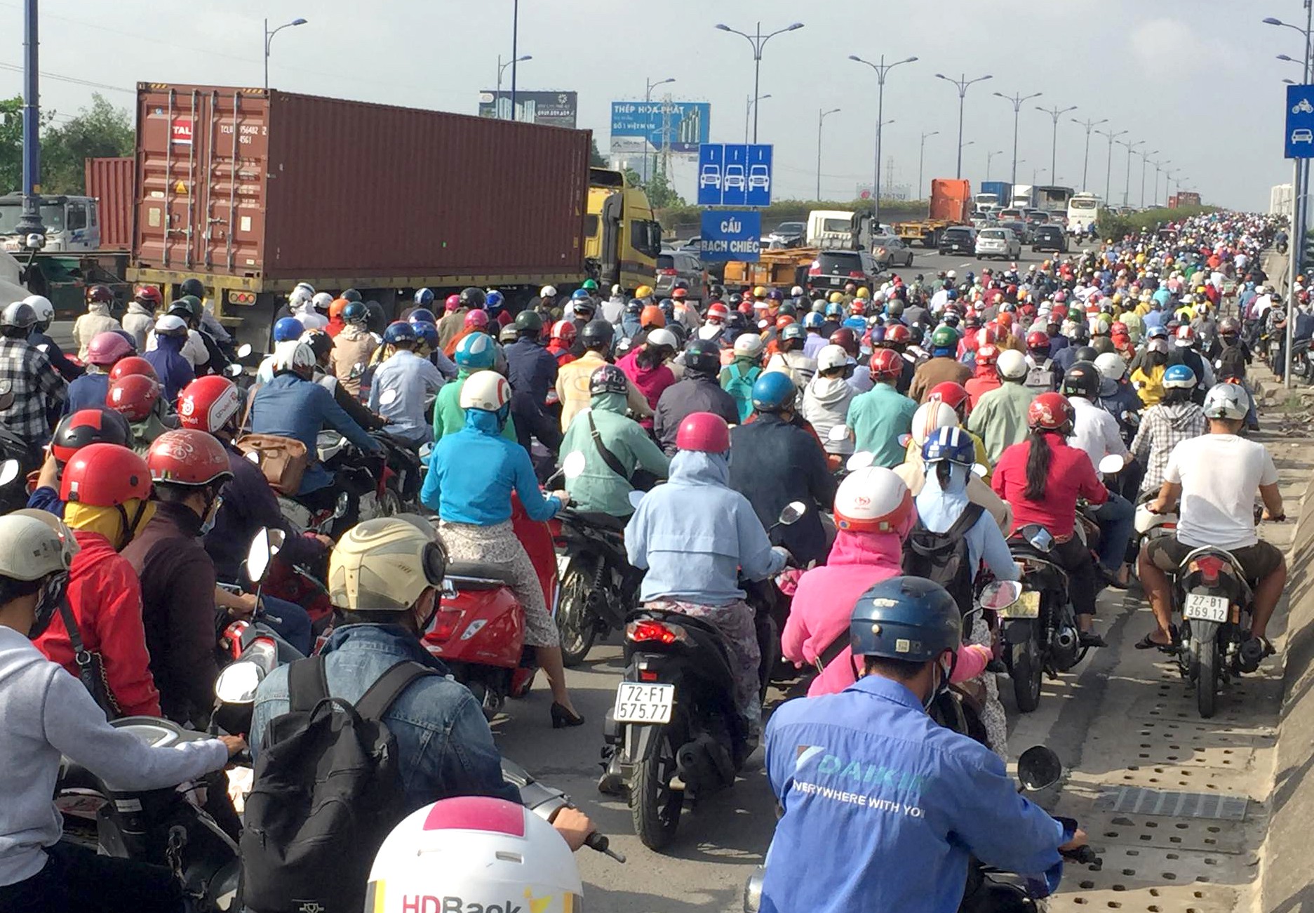 Cầu Rạch Chiếc kẹt cứng,  ng&agrave;n người vật v&atilde; trong nắng n&oacute;ng, kh&oacute;i bụi - Ảnh 1.