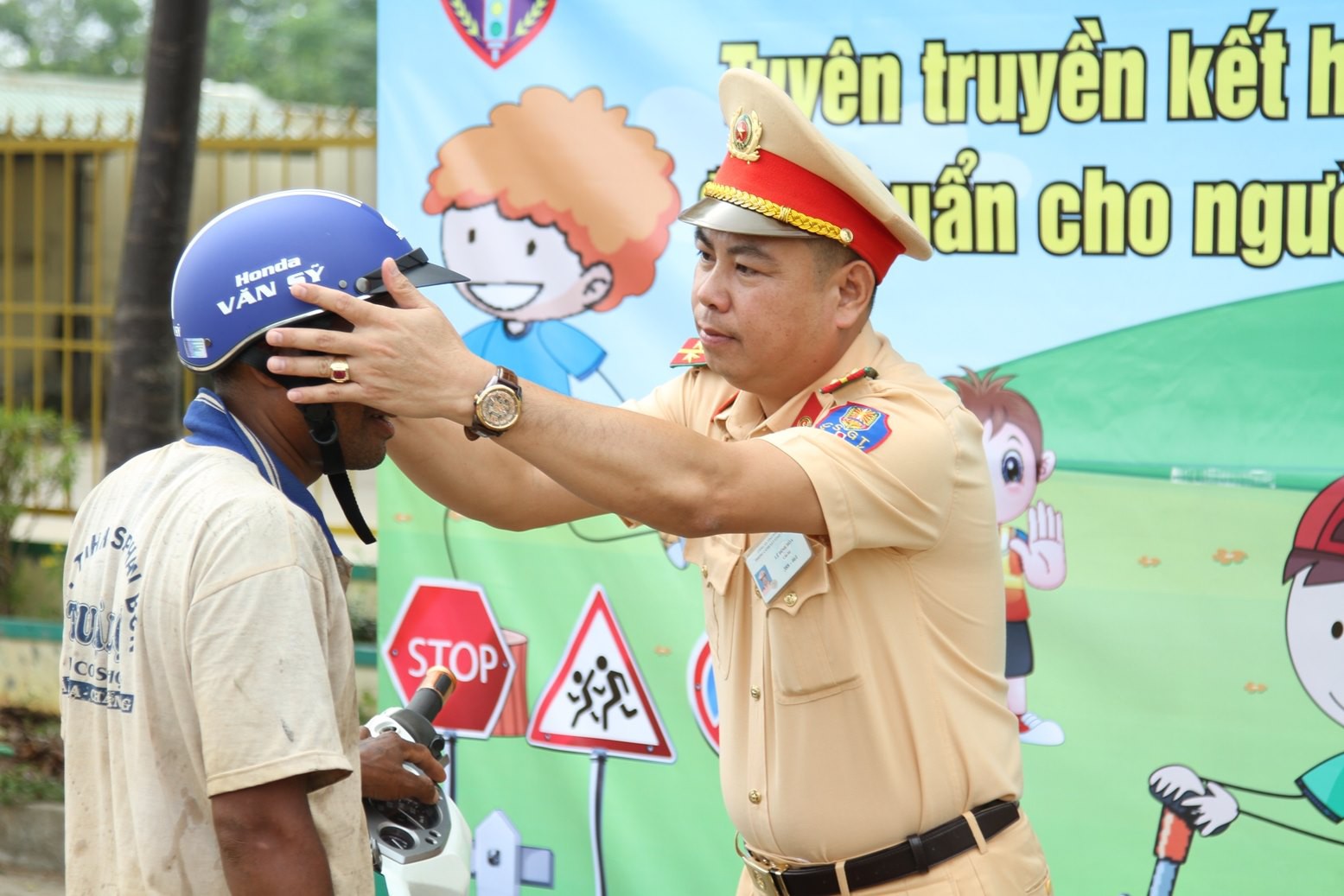 CSGT ra đường đổi h&agrave;ng ng&agrave;n mũ bảo hiểm cho người d&acirc;n - Ảnh 1.