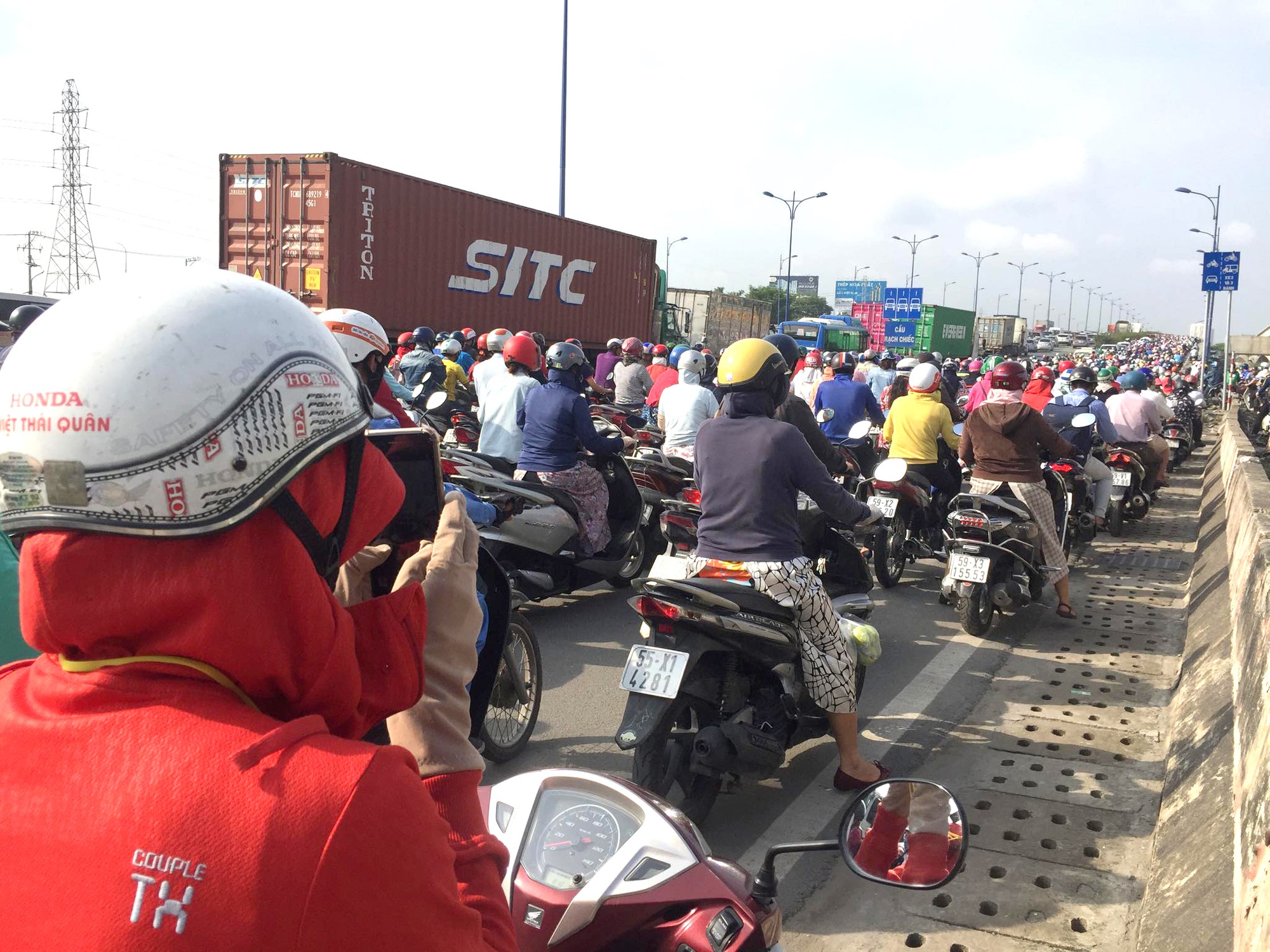 Cầu Rạch Chiếc kẹt cứng,  ng&agrave;n người vật v&atilde; trong nắng n&oacute;ng, kh&oacute;i bụi - Ảnh 2.