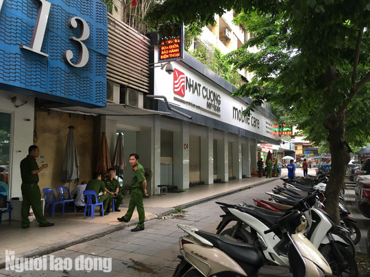 Cận cảnh Bộ Công an khám xét cửa hàng điện thoại Nhật Cường - Ảnh 10.