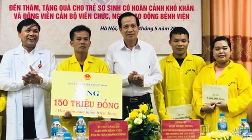 Thăm hỏi, động viên gia đình trẻ sơ sinh khó khăn