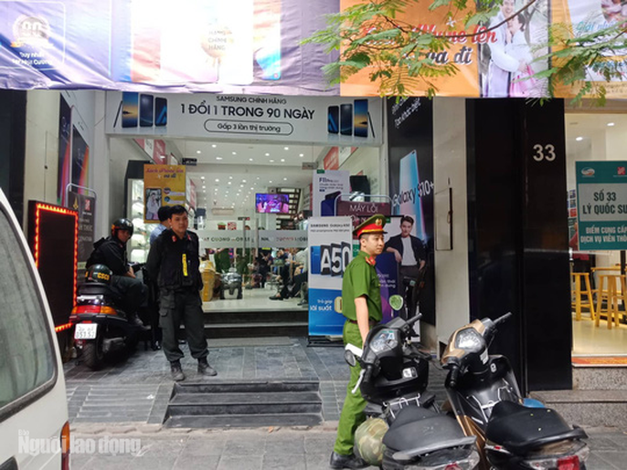 Cận cảnh Bộ Công an khám xét cửa hàng điện thoại Nhật Cường