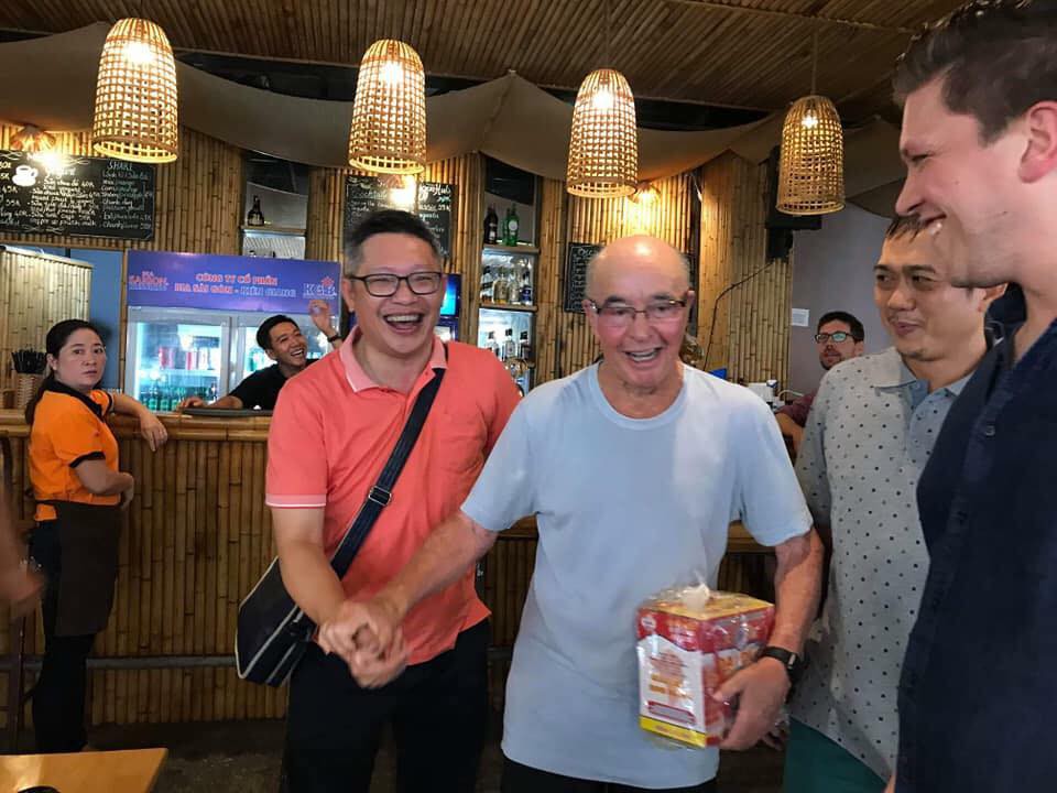 Tỉ ph&uacute; Anh dạo chơi chợ đ&ecirc;m Ph&uacute; Quốc, Tottenham vẫn ngược d&ograve;ng v&agrave;o chung kết C&uacute;p C1 - Ảnh 2.