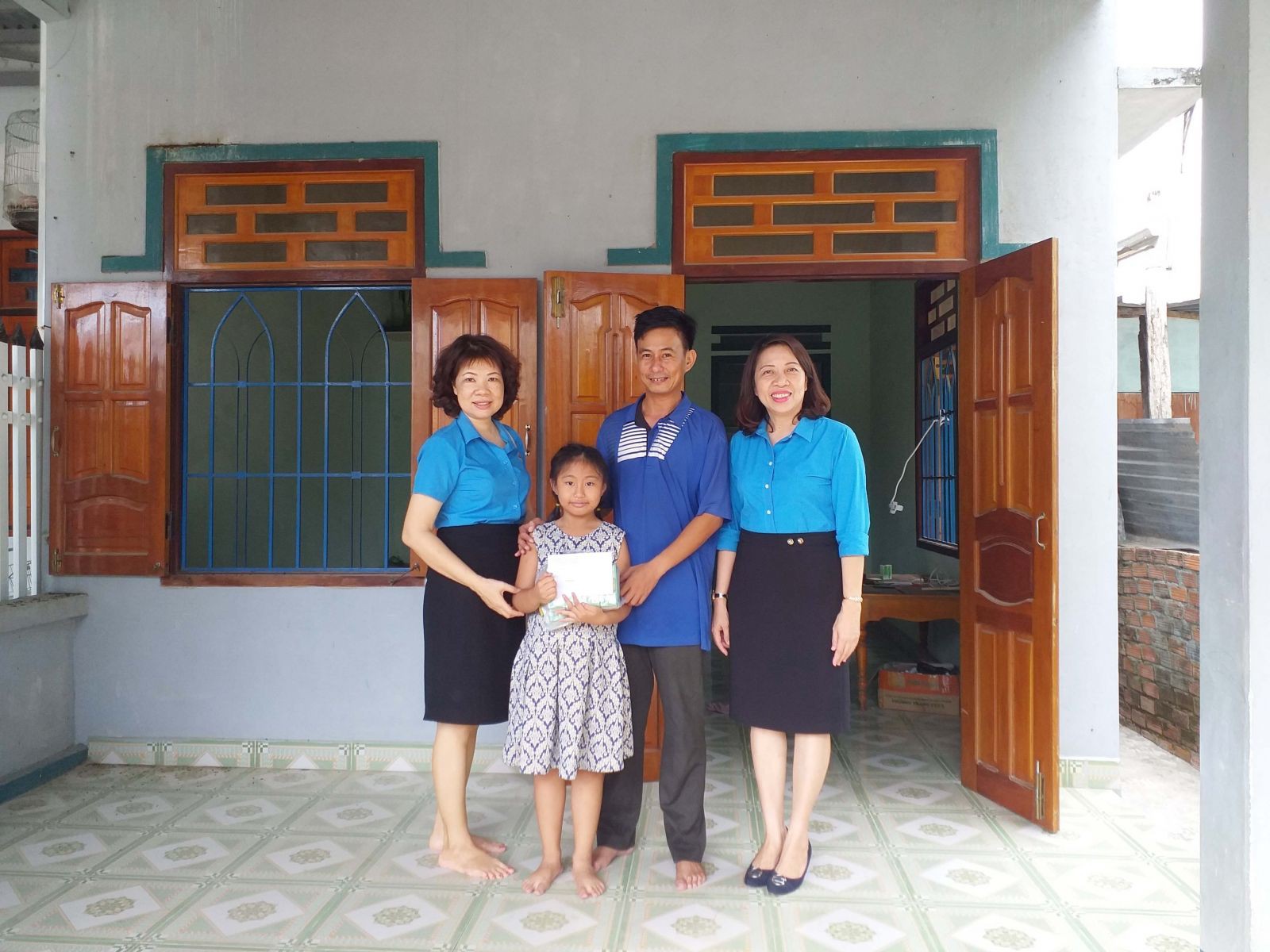 KHÁNH HÒA: Tặng quà cho con cán bộ, giáo viên khó khăn