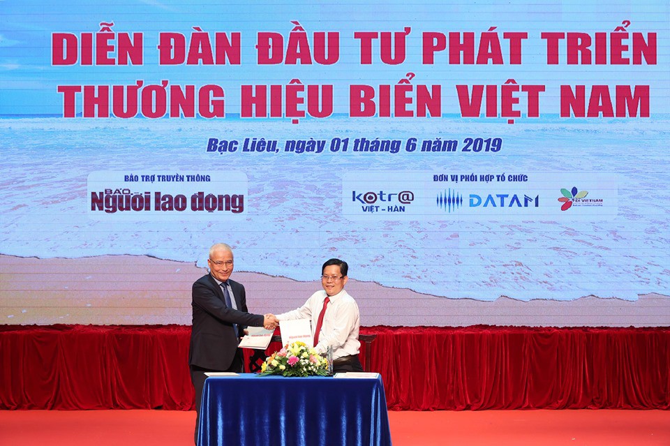 Ph&oacute; Thủ tướng c&ugrave;ng khởi động chương tr&igrave;nh &ldquo;Một triệu l&aacute; cờ Tổ quốc c&ugrave;ng ngư d&acirc;n b&aacute;m biển&rdquo; - Ảnh 9.