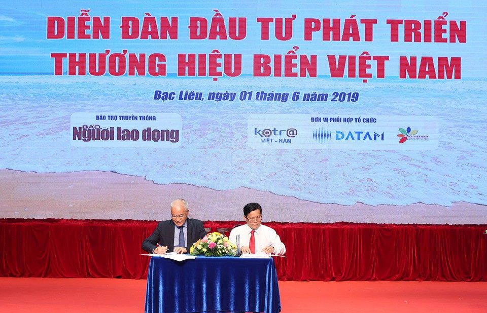 Ph&oacute; Thủ tướng c&ugrave;ng khởi động chương tr&igrave;nh &ldquo;Một triệu l&aacute; cờ Tổ quốc c&ugrave;ng ngư d&acirc;n b&aacute;m biển&rdquo; - Ảnh 8.