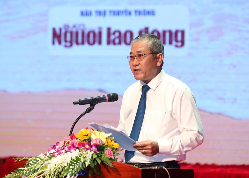 Ph&oacute; Thủ tướng c&ugrave;ng khởi động chương tr&igrave;nh &ldquo;Một triệu l&aacute; cờ Tổ quốc c&ugrave;ng ngư d&acirc;n b&aacute;m biển&rdquo; - Ảnh 5.