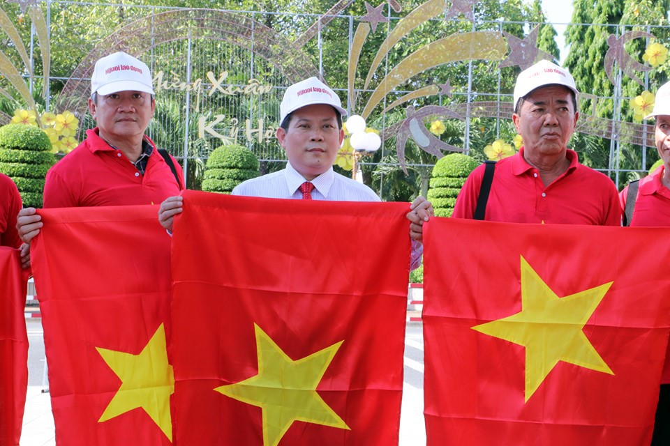 Khởi động Chương trình “Một triệu lá cờ Tổ quốc cùng ngư dân bám biển” - Ảnh 20.