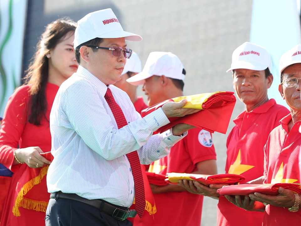 Ph&oacute; Thủ tướng c&ugrave;ng khởi động chương tr&igrave;nh &ldquo;Một triệu l&aacute; cờ Tổ quốc c&ugrave;ng ngư d&acirc;n b&aacute;m biển&rdquo; - Ảnh 3.