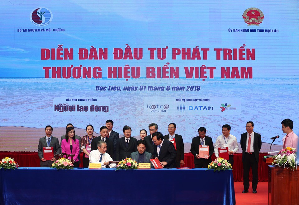 Ph&oacute; Thủ tướng c&ugrave;ng khởi động chương tr&igrave;nh &ldquo;Một triệu l&aacute; cờ Tổ quốc c&ugrave;ng ngư d&acirc;n b&aacute;m biển&rdquo; - Ảnh 7.