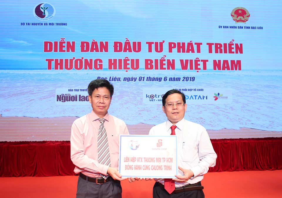 Ph&oacute; Thủ tướng c&ugrave;ng khởi động chương tr&igrave;nh &ldquo;Một triệu l&aacute; cờ Tổ quốc c&ugrave;ng ngư d&acirc;n b&aacute;m biển&rdquo; - Ảnh 10.