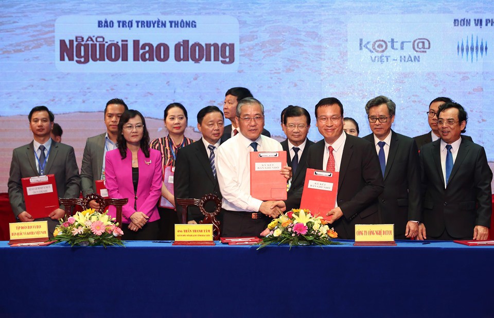 Ph&oacute; Thủ tướng c&ugrave;ng khởi động chương tr&igrave;nh &ldquo;Một triệu l&aacute; cờ Tổ quốc c&ugrave;ng ngư d&acirc;n b&aacute;m biển&rdquo; - Ảnh 6.