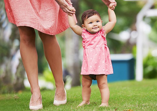 Gần 1 tuổi rưỡi chưa biết đi, có bị bệnh?