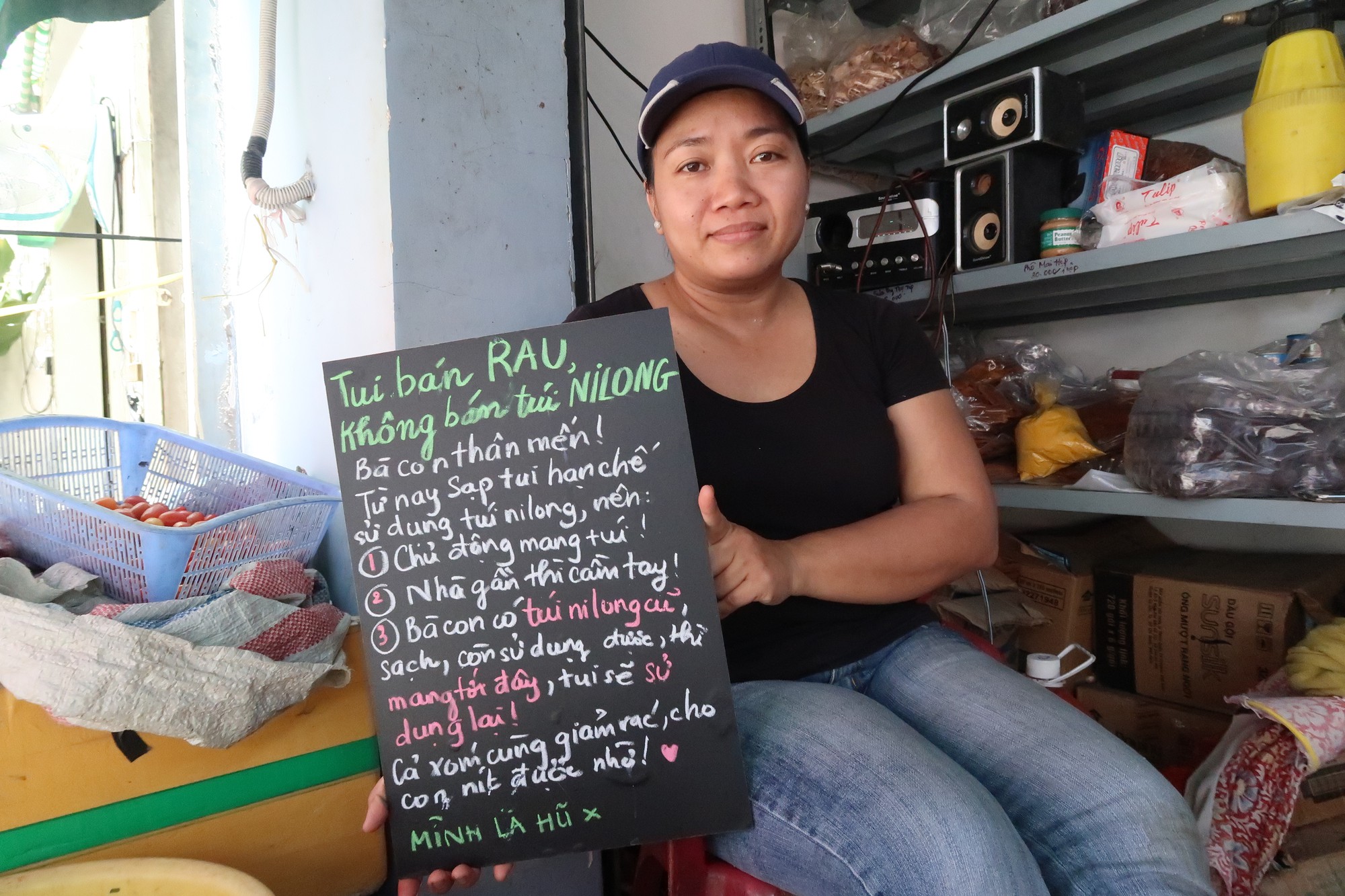 Bà chủ tiệm tạp hóa ở TP HCM gây sốt trên mạng xã hội