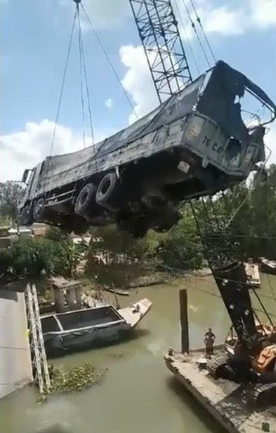 Kinh ho&agrave;ng cần cẩu g&atilde;y đ&ocirc;i khi k&eacute;o xe tải g&acirc;y sập cầu BOT T&acirc;n Nghĩa - Ảnh 2.
