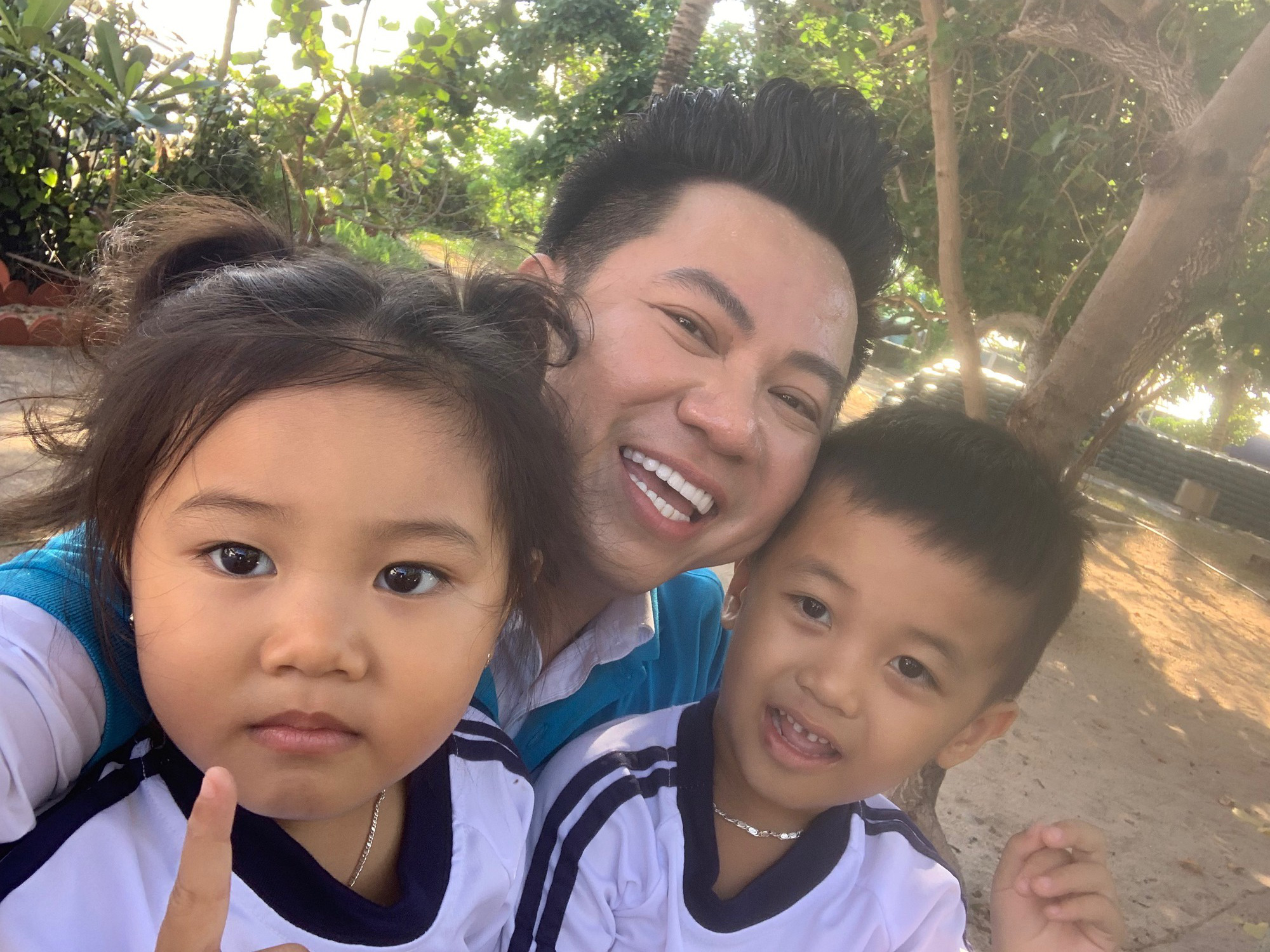 Trường Sa trong trái tim nghệ sĩ: Triệu lá cờ, triệu niềm tin - Ảnh 2.