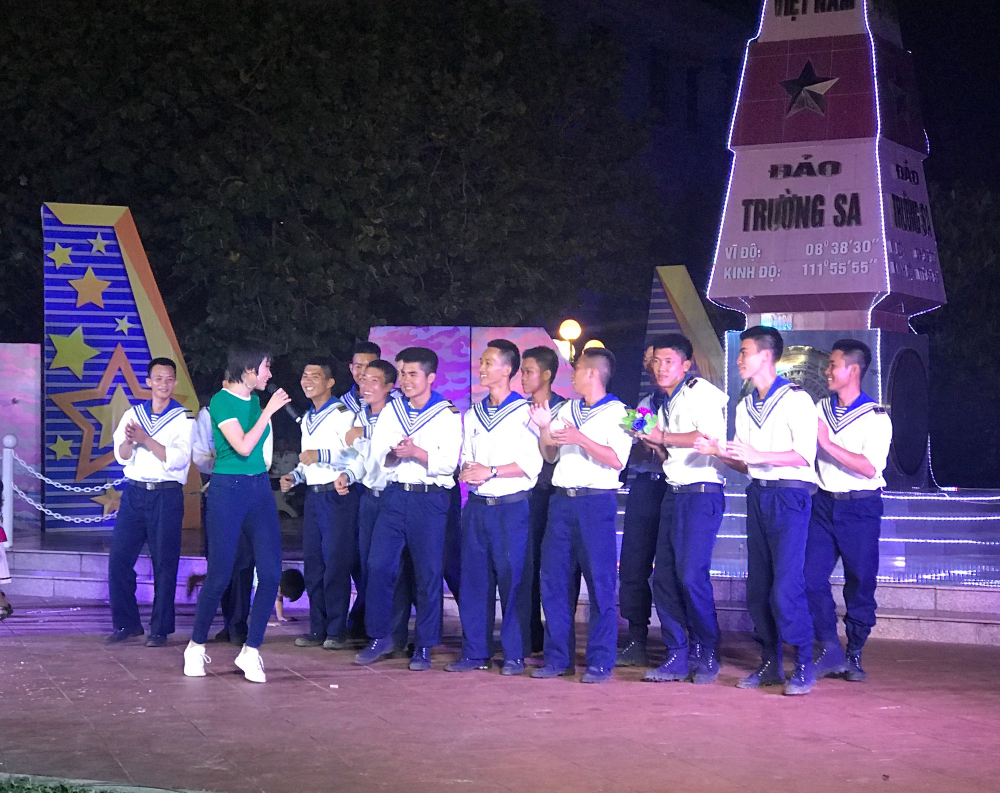 Trường Sa trong tr&aacute;i tim nghệ sĩ - Ảnh 7.