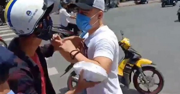 Diễn vi&ecirc;n L&ecirc; Dương Bảo L&acirc;m bị đ&aacute;nh khi ph&aacute;t cơm từ thiện: Diễn để quay phim? - Ảnh 1.