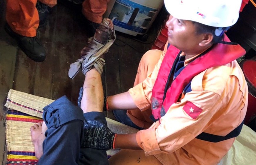 Điều tàu cứu nạn ngư dân bị dập nát chân trên biển