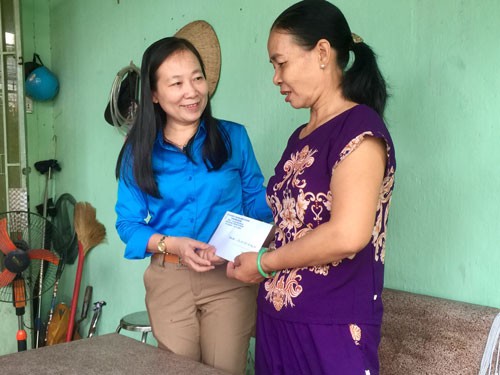 B&igrave;nh Dương: Tặng qu&agrave; cho c&ocirc;ng nh&acirc;n bị tai nạn lao động - Ảnh 1.
