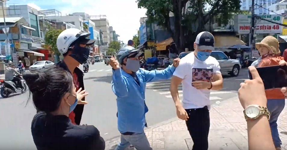 Công an nói gì vụ Lê Dương Bảo Lâm bị đánh khi phát cơm từ thiện?
