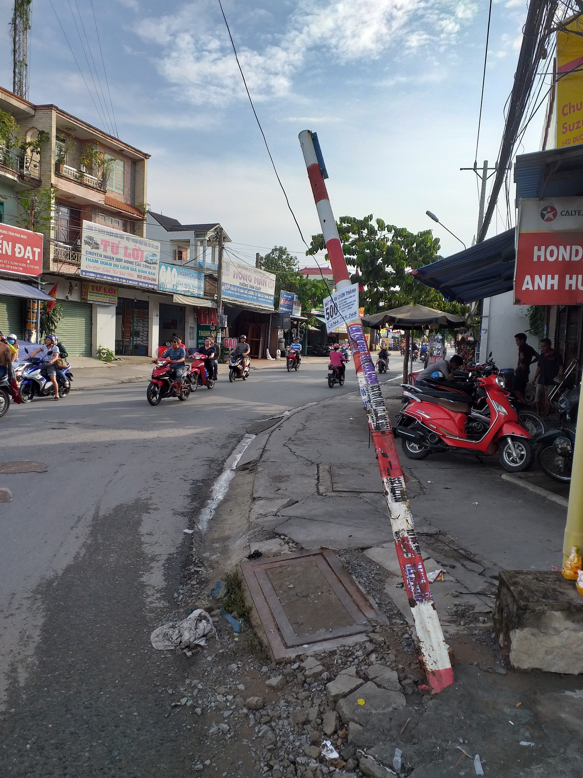 Hoa mắt, vẹo cổ với biển báo giao thông, bảng tên đường xiêu vẹo