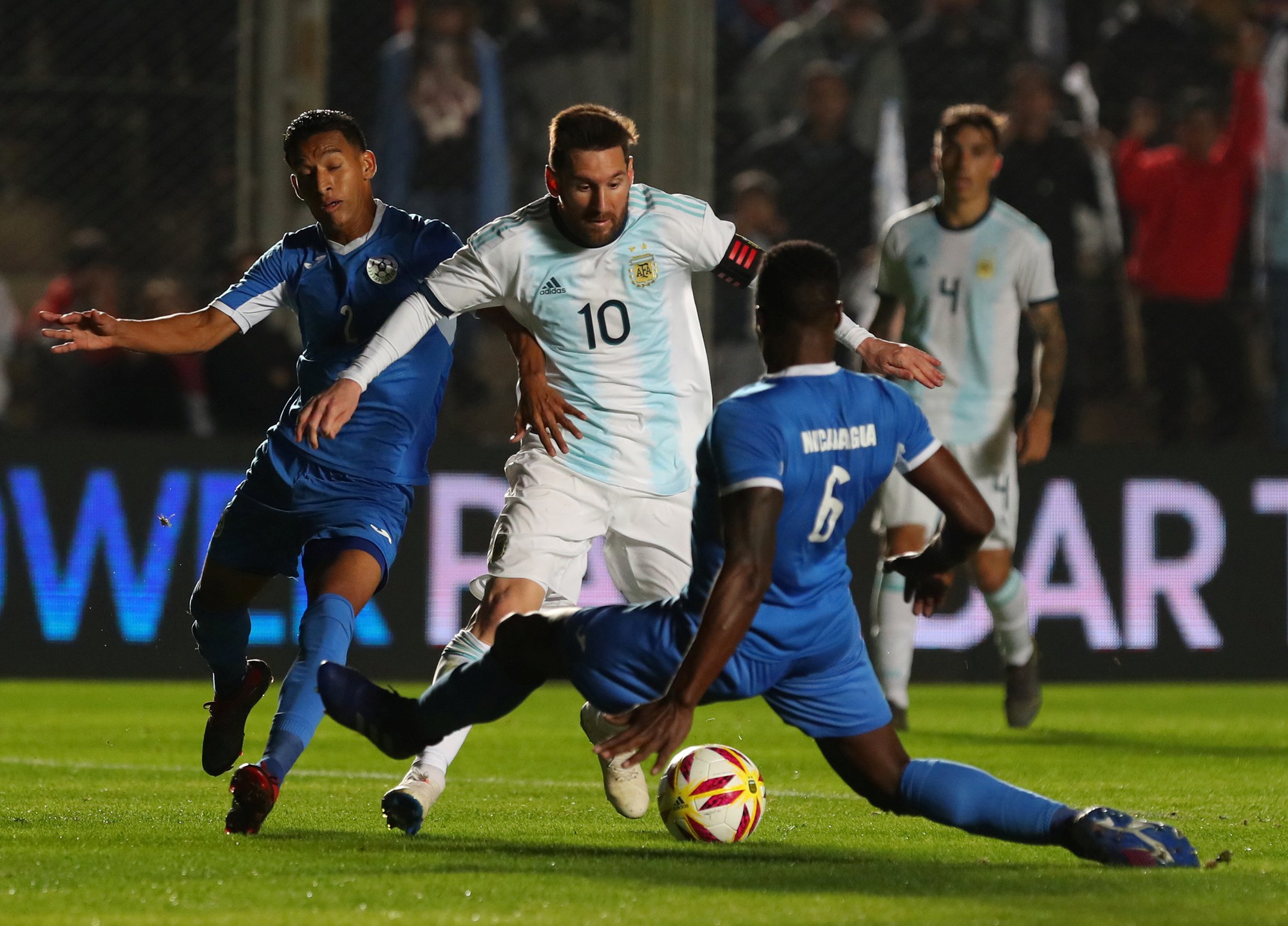 Messi còn ít thời gian "trả nợ" Argentina