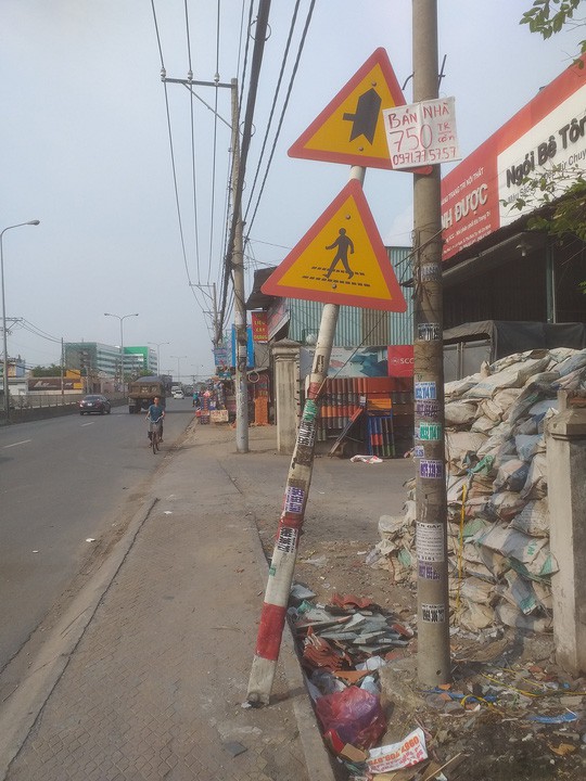 Hoa mắt, vẹo cổ với biển b&aacute;o giao th&ocirc;ng, bảng t&ecirc;n đường xi&ecirc;u vẹo - Ảnh 2.