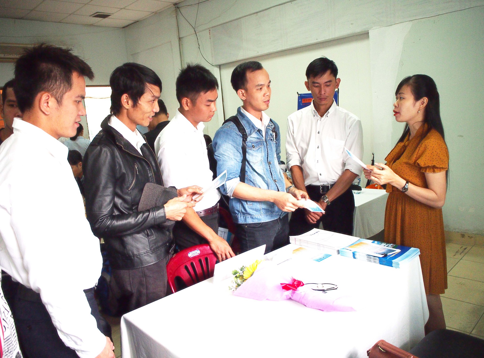 Đa dạng việc l&agrave;m cho người lao động - Ảnh 1.