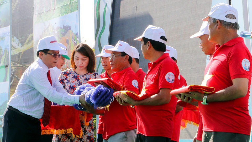 Một triệu l&aacute; cờ Tổ quốc c&ugrave;ng ngư d&acirc;n b&aacute;m biển: Đ&uacute;ng nguyện vọng của ngư d&acirc;n - Ảnh 1.